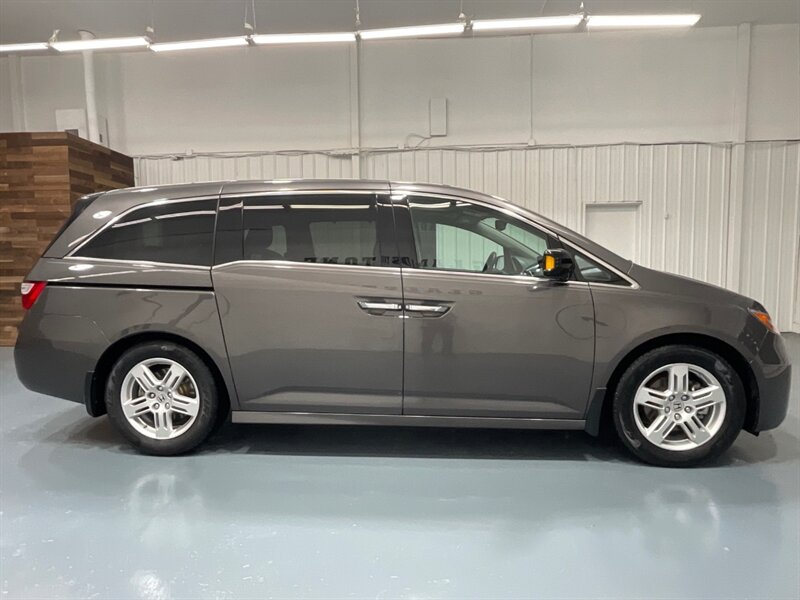 2013 Honda Odyssey Touring Elite MiniVan / 1-OWNER / DVD / 69K MILES  / ZERO RUST / Navi & Backup Camera / Sunroof / Leather Heated Seats / DVD Player / 8-Passenger - Photo 4 - Gladstone, OR 97027