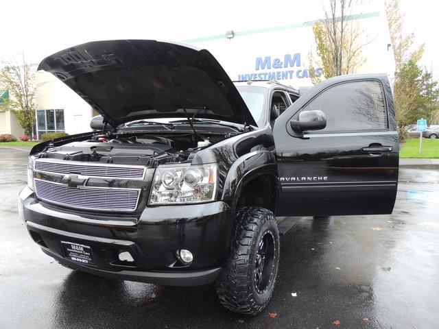 2013 Chevrolet Avalanche LT Black Diamond / 4WD / Leather / LIFTED LIFTED   - Photo 25 - Portland, OR 97217