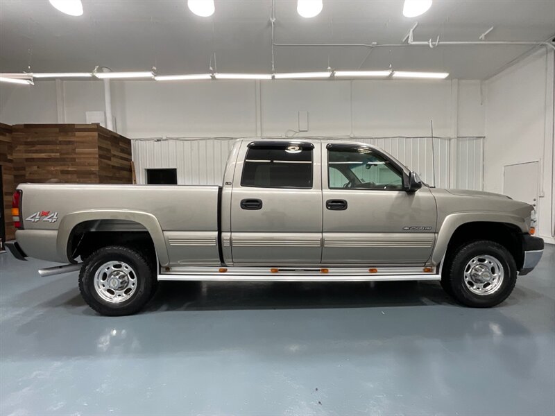 2001 Chevrolet Silverado 2500 LS Crew Cab 4X4 / 8.1L V8 / 108,000 MILES  / LOCAL OREGON TRUCK w. ZERO RUST / HEAVY DUTY - Photo 4 - Gladstone, OR 97027