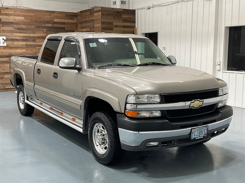 2001 Chevrolet Silverado 2500 LS Crew Cab 4X4 / 8.1L V8 / 108,000 MILES  / LOCAL OREGON TRUCK w. ZERO RUST / HEAVY DUTY - Photo 2 - Gladstone, OR 97027