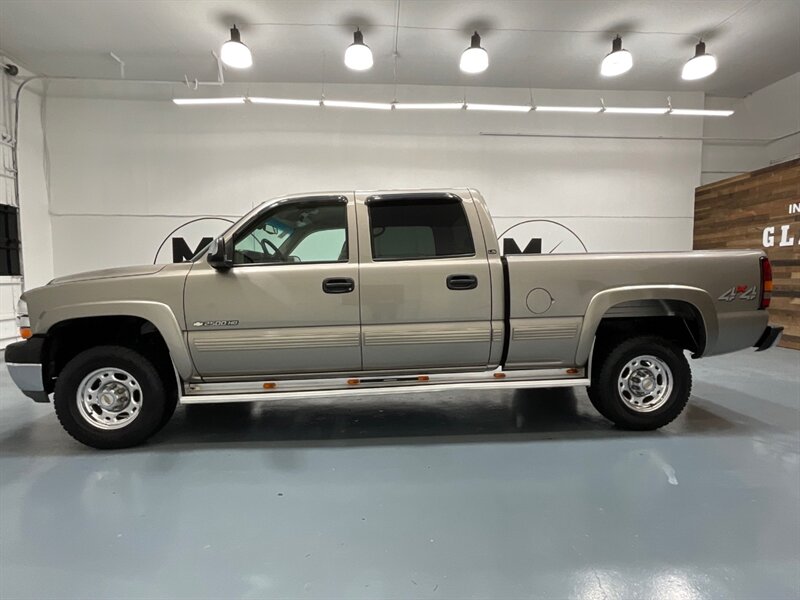 2001 Chevrolet Silverado 2500 LS Crew Cab 4X4 / 8.1L V8 / 108,000 MILES  / LOCAL OREGON TRUCK w. ZERO RUST / HEAVY DUTY - Photo 3 - Gladstone, OR 97027