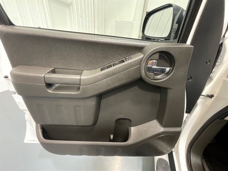 2015 Nissan Xterra PRO-4X Sport Utility 4X4 / 1-OWNER / 71K MILES  / BRAND NEW TIRES / Leather w. Heated Seats / Navigation & Backup camera / Diff Locks / ZERO RUST - Photo 31 - Gladstone, OR 97027