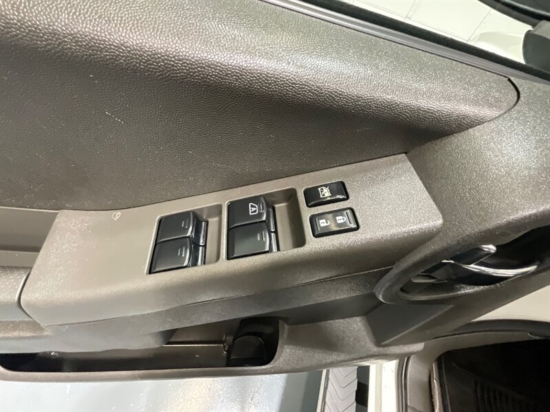 2015 Nissan Xterra PRO-4X Sport Utility 4X4 / 1-OWNER / 71K MILES  / BRAND NEW TIRES / Leather w. Heated Seats / Navigation & Backup camera / Diff Locks / ZERO RUST - Photo 43 - Gladstone, OR 97027