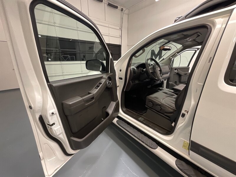 2015 Nissan Xterra PRO-4X Sport Utility 4X4 / 1-OWNER / 71K MILES  / BRAND NEW TIRES / Leather w. Heated Seats / Navigation & Backup camera / Diff Locks / ZERO RUST - Photo 33 - Gladstone, OR 97027