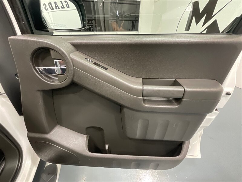 2015 Nissan Xterra PRO-4X Sport Utility 4X4 / 1-OWNER / 71K MILES  / BRAND NEW TIRES / Leather w. Heated Seats / Navigation & Backup camera / Diff Locks / ZERO RUST - Photo 32 - Gladstone, OR 97027
