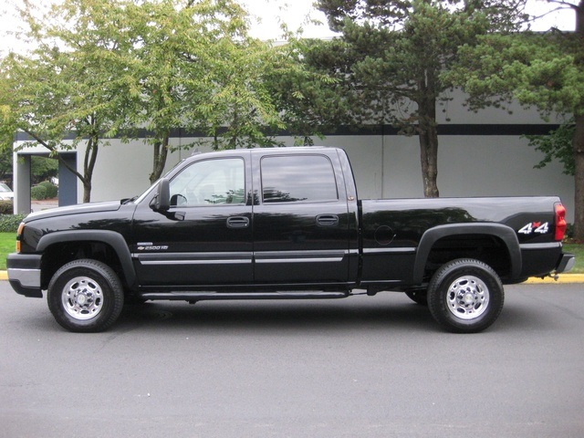 2006 Chevrolet Silverado 2500 LT / 4WD/ Duramax DIESEL/ 1-OWNER   - Photo 2 - Portland, OR 97217