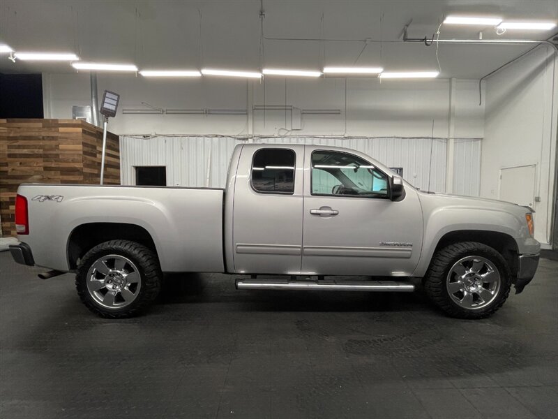 2011 GMC Sierra 1500 SLT 4Dr 4X4 / 5.3L V8 /Leather Heated Seats/CLEAN   - Photo 4 - Gladstone, OR 97027