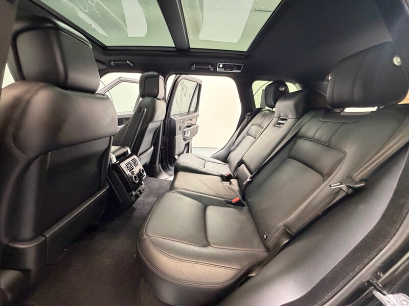 2019 Land Rover Range Rover Supercharged AWD 5.0L V8 SUPERCHARGED 1-OWNER / Panoramic sunroof / Vision Assist Pkg - Photo 10 - Gladstone, OR 97027
