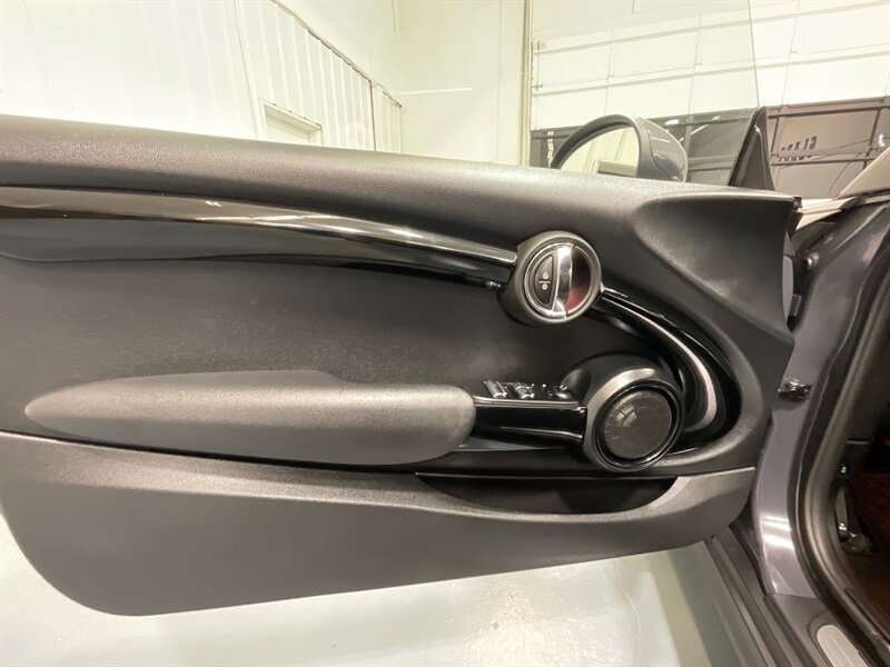 2017 MINI Cooper S Cooper S Convertible /Automatic/Leather /77K MILES / Leather & Heated Seats - Photo 33 - Gladstone, OR 97027