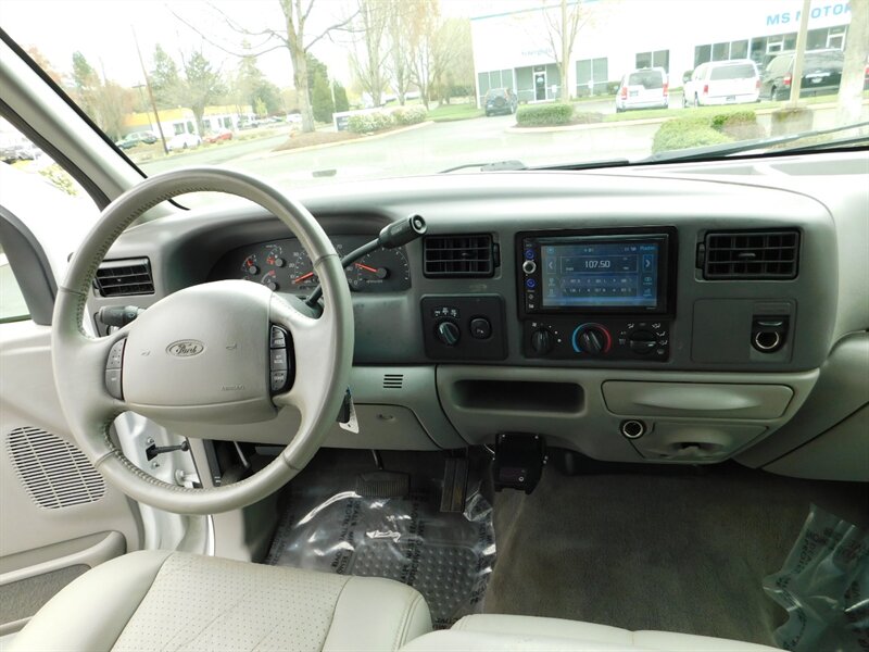 2001 Ford F-250 Super Duty Lariat 4X4 / V10 6.8L /  LOW LOW MILES   - Photo 18 - Portland, OR 97217