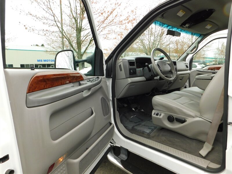 2001 Ford F-250 Super Duty Lariat 4X4 / V10 6.8L /  LOW LOW MILES   - Photo 13 - Portland, OR 97217