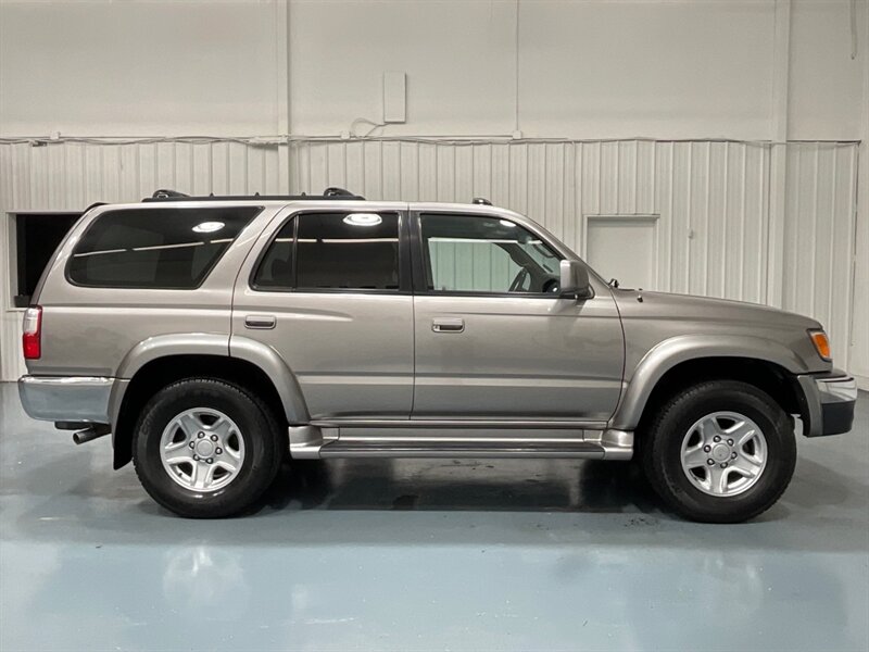 2001 Toyota 4Runner SR5 4X4 / 3.4L V6 / Leather Seats / 99,000 MILES  / FRESH TIMING BELT SERVICE DONE - Photo 4 - Gladstone, OR 97027