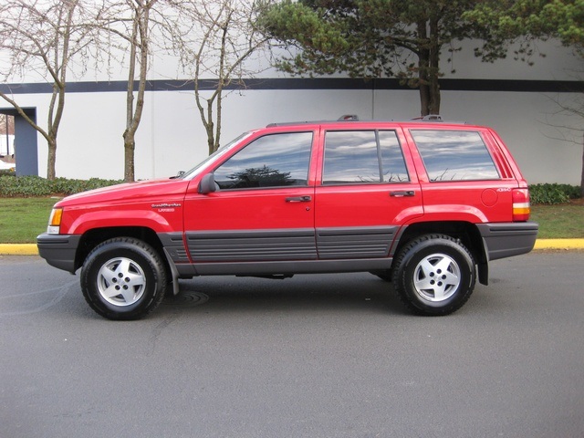 1995 Jeep Grand Cherokee Laredo/ 4WD/ Moonroof   - Photo 2 - Portland, OR 97217