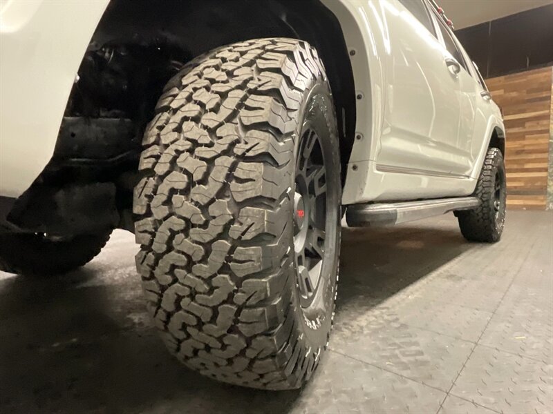 2011 Toyota 4Runner SR5 4X4/ 3RD ROW SEAT / NEW LIFT WHEELS TIRES  BRAND NEW SUSPENSION LIFT KIT w/ NEW WHEELS & TIRES & RACK - Photo 24 - Gladstone, OR 97027