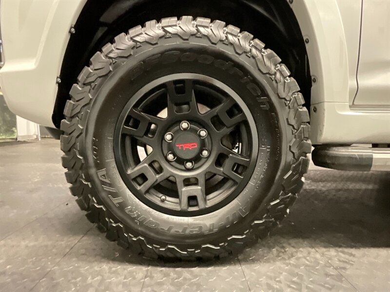 2011 Toyota 4Runner SR5 4X4/ 3RD ROW SEAT / NEW LIFT WHEELS TIRES  BRAND NEW SUSPENSION LIFT KIT w/ NEW WHEELS & TIRES & RACK - Photo 23 - Gladstone, OR 97027