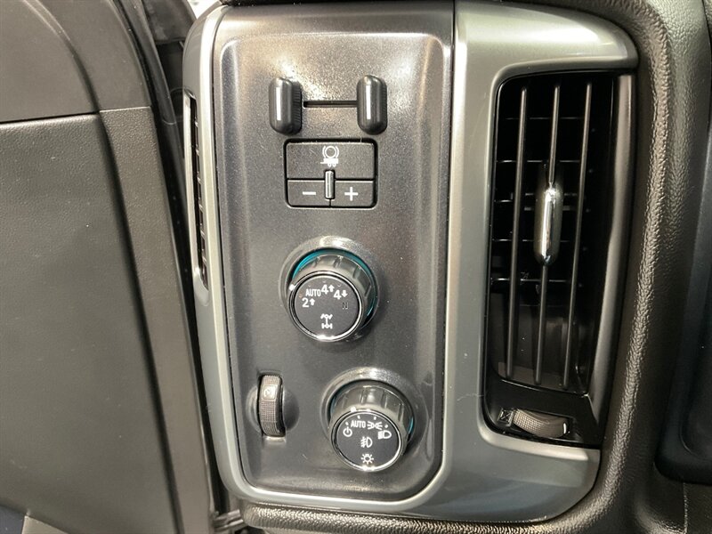 2017 Chevrolet Silverado 1500 LT Crew Cab 4X4 / 5.3L V8 / Leather / NEW TIRES  / ZERO RUST / Leather w. Heated Seats / Backup Camera / LONG BED ( 6.5ft) / 81K MILES - Photo 18 - Gladstone, OR 97027