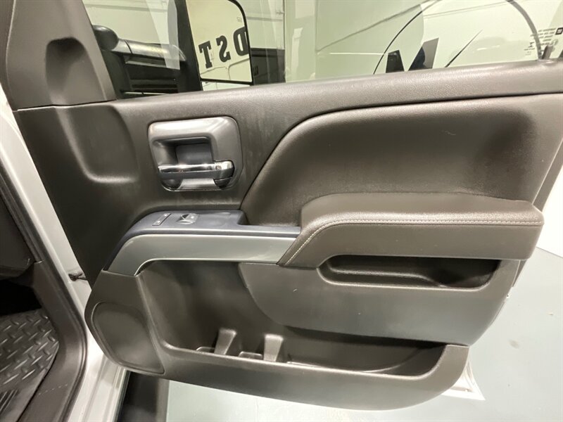 2017 Chevrolet Silverado 1500 LT Crew Cab 4X4 / 5.3L V8 / Leather / NEW TIRES  / ZERO RUST / Leather w. Heated Seats / Backup Camera / LONG BED ( 6.5ft) / 81K MILES - Photo 33 - Gladstone, OR 97027