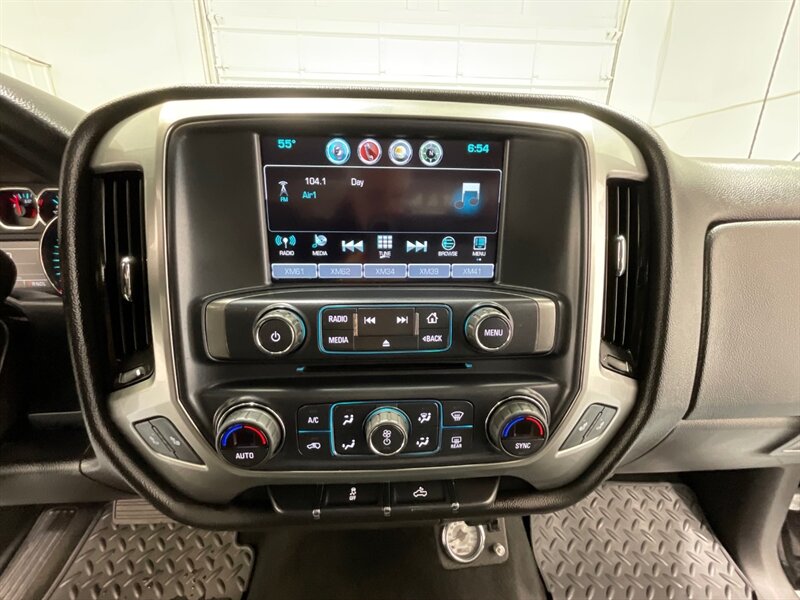 2017 Chevrolet Silverado 1500 LT Crew Cab 4X4 / 5.3L V8 / Leather / NEW TIRES  / ZERO RUST / Leather w. Heated Seats / Backup Camera / LONG BED ( 6.5ft) / 81K MILES - Photo 17 - Gladstone, OR 97027