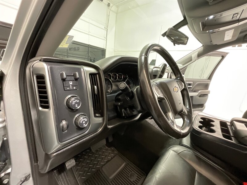 2017 Chevrolet Silverado 1500 LT Crew Cab 4X4 / 5.3L V8 / Leather / NEW TIRES  / ZERO RUST / Leather w. Heated Seats / Backup Camera / LONG BED ( 6.5ft) / 81K MILES - Photo 36 - Gladstone, OR 97027