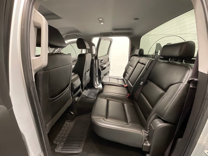 2017 Chevrolet Silverado 1500 LT Crew Cab 4X4 / 5.3L V8 / Leather / NEW TIRES  / ZERO RUST / Leather w. Heated Seats / Backup Camera / LONG BED ( 6.5ft) / 81K MILES - Photo 12 - Gladstone, OR 97027