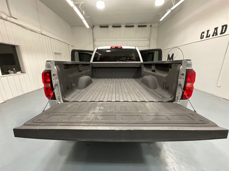 2017 Chevrolet Silverado 1500 LT Crew Cab 4X4 / 5.3L V8 / Leather / NEW TIRES  / ZERO RUST / Leather w. Heated Seats / Backup Camera / LONG BED ( 6.5ft) / 81K MILES - Photo 10 - Gladstone, OR 97027