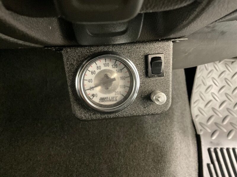 2017 Chevrolet Silverado 1500 LT Crew Cab 4X4 / 5.3L V8 / Leather / NEW TIRES  / ZERO RUST / Leather w. Heated Seats / Backup Camera / LONG BED ( 6.5ft) / 81K MILES - Photo 19 - Gladstone, OR 97027