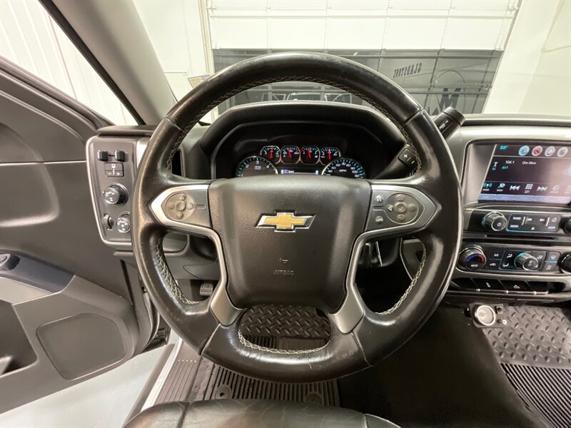 2017 Chevrolet Silverado 1500 LT Crew Cab 4X4 / 5.3L V8 / Leather / NEW TIRES  / ZERO RUST / Leather w. Heated Seats / Backup Camera / LONG BED ( 6.5ft) / 81K MILES - Photo 16 - Gladstone, OR 97027