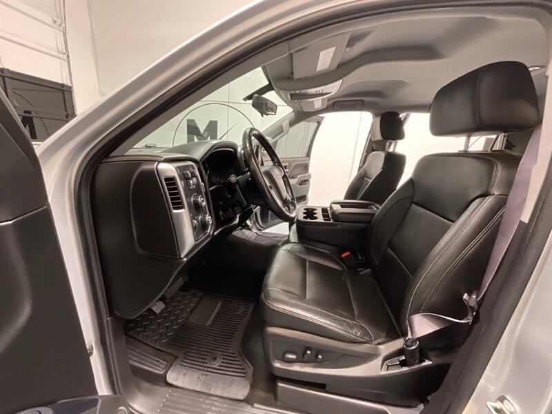 2017 Chevrolet Silverado 1500 LT Crew Cab 4X4 / 5.3L V8 / Leather / NEW TIRES  / ZERO RUST / Leather w. Heated Seats / Backup Camera / LONG BED ( 6.5ft) / 81K MILES - Photo 11 - Gladstone, OR 97027