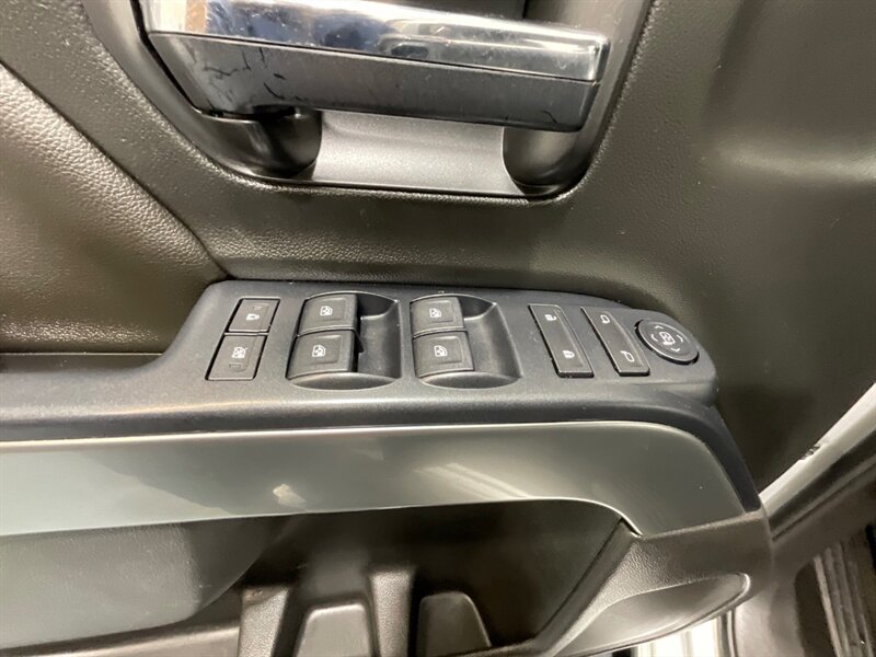 2017 Chevrolet Silverado 1500 LT Crew Cab 4X4 / 5.3L V8 / Leather / NEW TIRES  / ZERO RUST / Leather w. Heated Seats / Backup Camera / LONG BED ( 6.5ft) / 81K MILES - Photo 42 - Gladstone, OR 97027