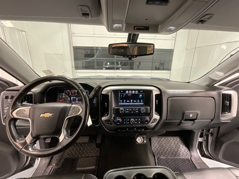 2017 Chevrolet Silverado 1500 LT Crew Cab 4X4 / 5.3L V8 / Leather / NEW TIRES  / ZERO RUST / Leather w. Heated Seats / Backup Camera / LONG BED ( 6.5ft) / 81K MILES - Photo 38 - Gladstone, OR 97027
