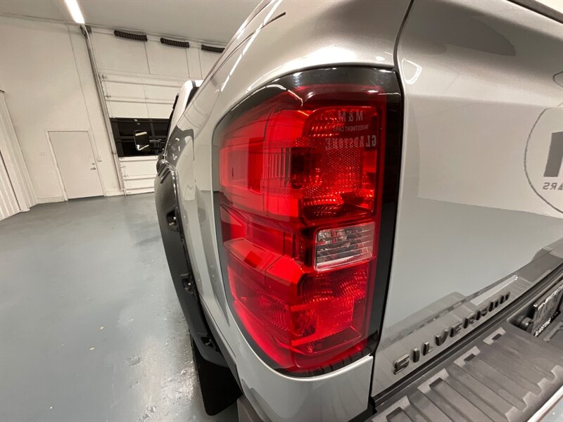 2017 Chevrolet Silverado 1500 LT Crew Cab 4X4 / 5.3L V8 / Leather / NEW TIRES  / ZERO RUST / Leather w. Heated Seats / Backup Camera / LONG BED ( 6.5ft) / 81K MILES - Photo 28 - Gladstone, OR 97027