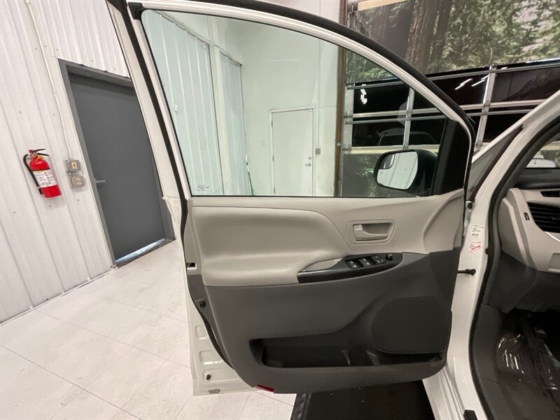 2019 Toyota Sienna L 7-Passenger MiniVan / 3.5L V6 / Backup Camera  / Dynamic Cruise Control / Lane Departure Alert / ONLY 38,000 MILES - Photo 27 - Gladstone, OR 97027