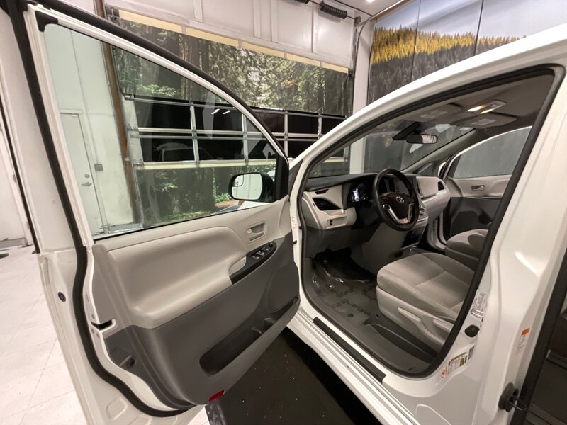 2019 Toyota Sienna L 7-Passenger MiniVan / 3.5L V6 / Backup Camera  / Dynamic Cruise Control / Lane Departure Alert / ONLY 38,000 MILES - Photo 29 - Gladstone, OR 97027