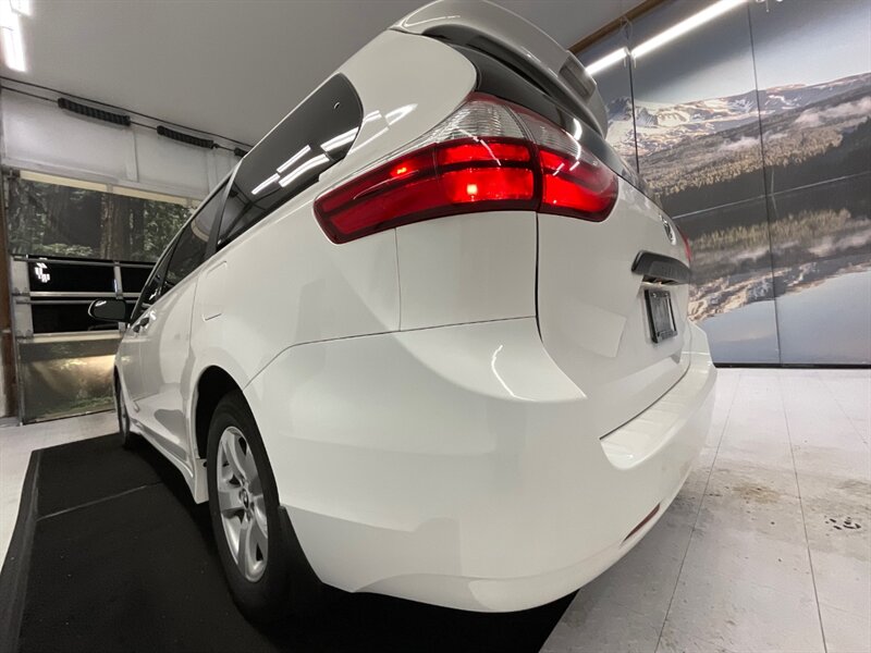 2019 Toyota Sienna L 7-Passenger MiniVan / 3.5L V6 / Backup Camera  / Dynamic Cruise Control / Lane Departure Alert / ONLY 38,000 MILES - Photo 10 - Gladstone, OR 97027