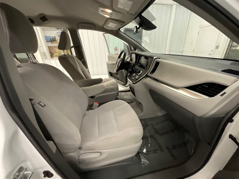 2019 Toyota Sienna L 7-Passenger MiniVan / 3.5L V6 / Backup Camera  / Dynamic Cruise Control / Lane Departure Alert / ONLY 38,000 MILES - Photo 17 - Gladstone, OR 97027