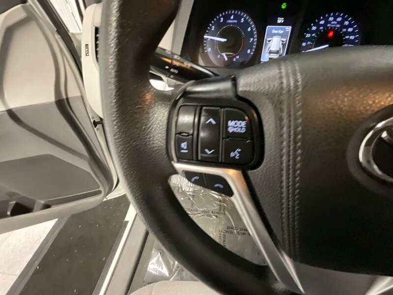 2019 Toyota Sienna L 7-Passenger MiniVan / 3.5L V6 / Backup Camera  / Dynamic Cruise Control / Lane Departure Alert / ONLY 38,000 MILES - Photo 38 - Gladstone, OR 97027