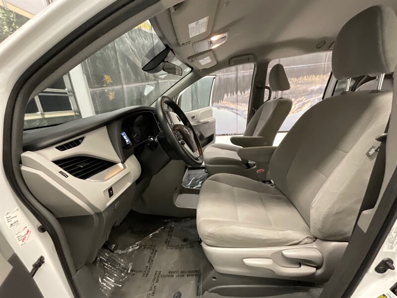 2019 Toyota Sienna L 7-Passenger MiniVan / 3.5L V6 / Backup Camera  / Dynamic Cruise Control / Lane Departure Alert / ONLY 38,000 MILES - Photo 11 - Gladstone, OR 97027