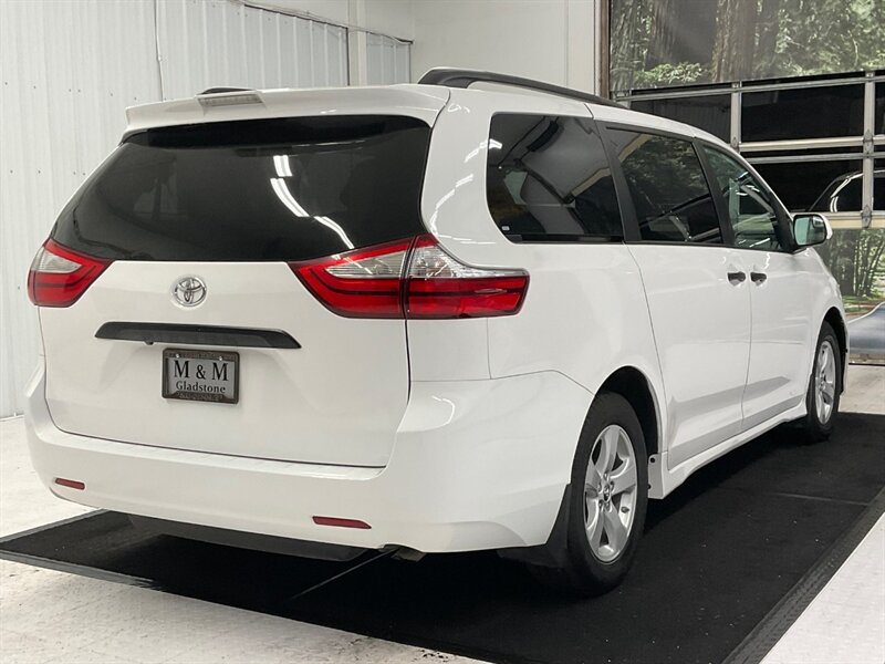 2019 Toyota Sienna L 7-Passenger MiniVan / 3.5L V6 / Backup Camera  / Dynamic Cruise Control / Lane Departure Alert / ONLY 38,000 MILES - Photo 7 - Gladstone, OR 97027