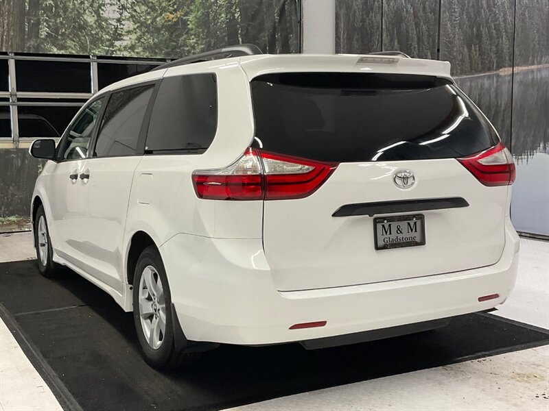 2019 Toyota Sienna L 7-Passenger MiniVan / 3.5L V6 / Backup Camera  / Dynamic Cruise Control / Lane Departure Alert / ONLY 38,000 MILES - Photo 8 - Gladstone, OR 97027