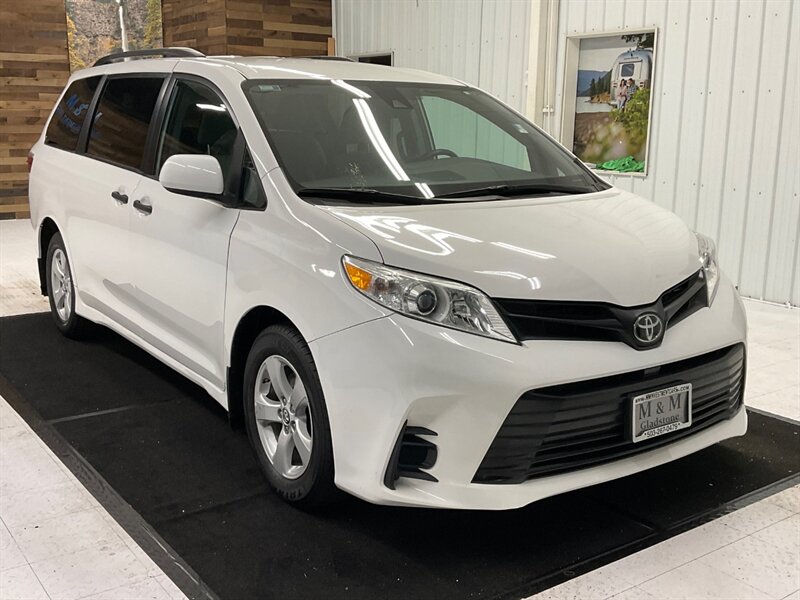 2019 Toyota Sienna L 7-Passenger MiniVan / 3.5L V6 / Backup Camera  / Dynamic Cruise Control / Lane Departure Alert / ONLY 38,000 MILES - Photo 2 - Gladstone, OR 97027