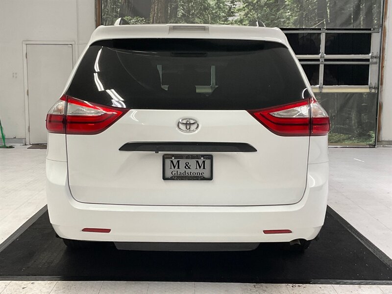 2019 Toyota Sienna L 7-Passenger MiniVan / 3.5L V6 / Backup Camera  / Dynamic Cruise Control / Lane Departure Alert / ONLY 38,000 MILES - Photo 6 - Gladstone, OR 97027