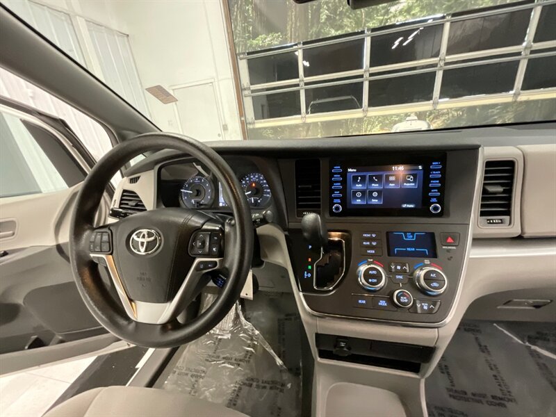 2019 Toyota Sienna L 7-Passenger MiniVan / 3.5L V6 / Backup Camera  / Dynamic Cruise Control / Lane Departure Alert / ONLY 38,000 MILES - Photo 18 - Gladstone, OR 97027