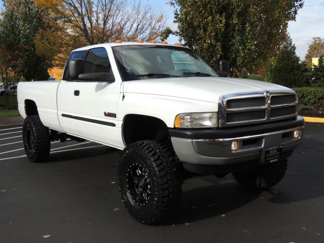 2001 Dodge Ram 2500 SLT Plus / 4X4 / 5.9L Diesel / 5-SPEED / LIFTED