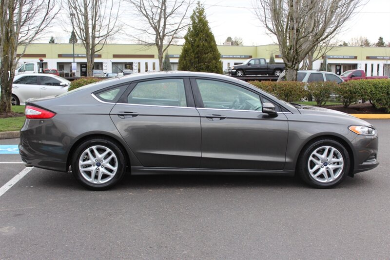 2016 Ford Fusion SE Sedan / Backup Camera / 1-OWNER / 19,000 MILES   - Photo 4 - Portland, OR 97217