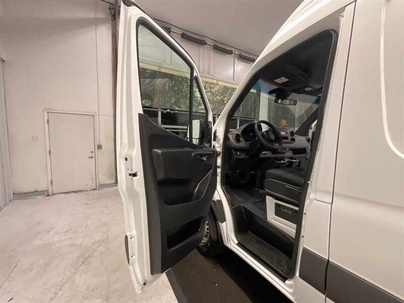 2020 Mercedes-Benz Sprinter 2500 Cargo Van / 3.0L V6 DIESEL / 1,400 MILES  / HIGHROOF & 144 " WB / Backup Camera / LIKE NEW - Photo 30 - Gladstone, OR 97027