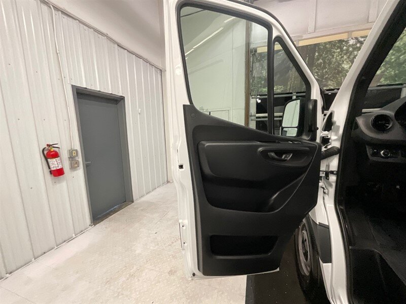 2020 Mercedes-Benz Sprinter 2500 Cargo Van / 3.0L V6 DIESEL / 1,400 MILES  / HIGHROOF & 144 " WB / Backup Camera / LIKE NEW - Photo 33 - Gladstone, OR 97027