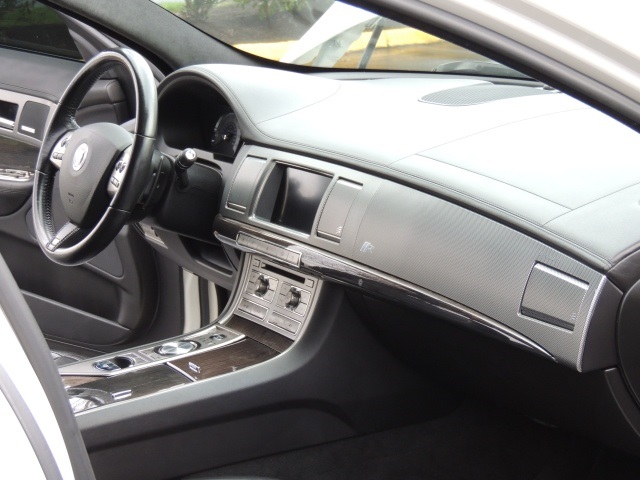 2010 Jaguar XF XFR / Leather / Sunroof / SuperCharged / 41K MILES   - Photo 10 - Portland, OR 97217