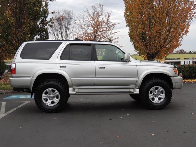 2001 Toyota 4Runner SR5 / 4X4 / 3.4L 6Cyl / Sport / LIFTED LIFTED