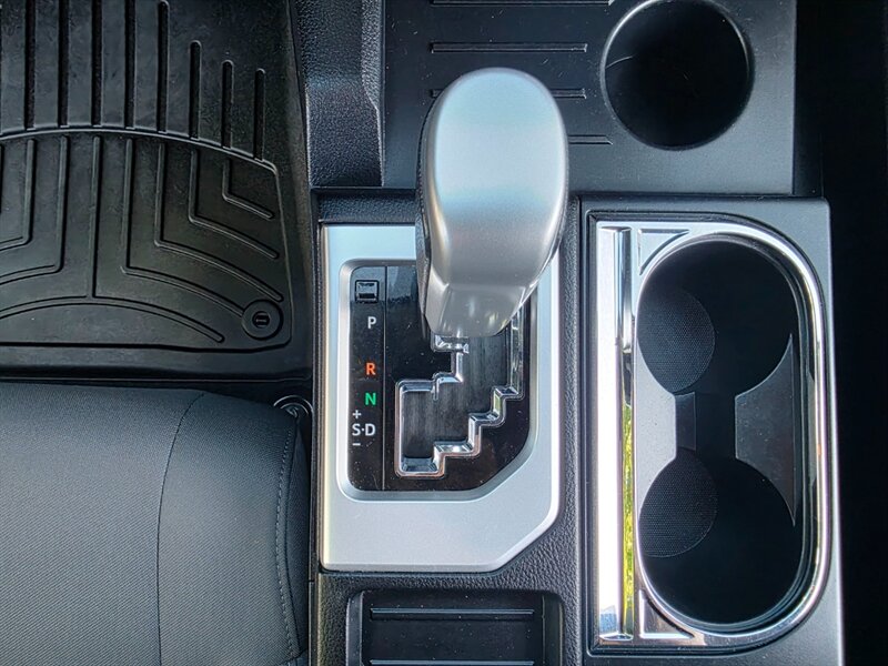 2021 Toyota Tundra CREW MAX 4X4 / V8 5.7L / LOCAL TRADE-IN / NO RUST / ARE CANOPY / 38-GALLON TANK / IMMACULATE !! - Photo 41 - Portland, OR 97217