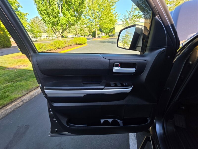 2021 Toyota Tundra CREW MAX 4X4 / V8 5.7L / LOCAL TRADE-IN / NO RUST / ARE CANOPY / 38-GALLON TANK / IMMACULATE !! - Photo 43 - Portland, OR 97217